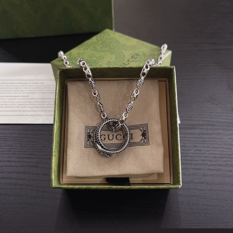 G*u*i necklaces